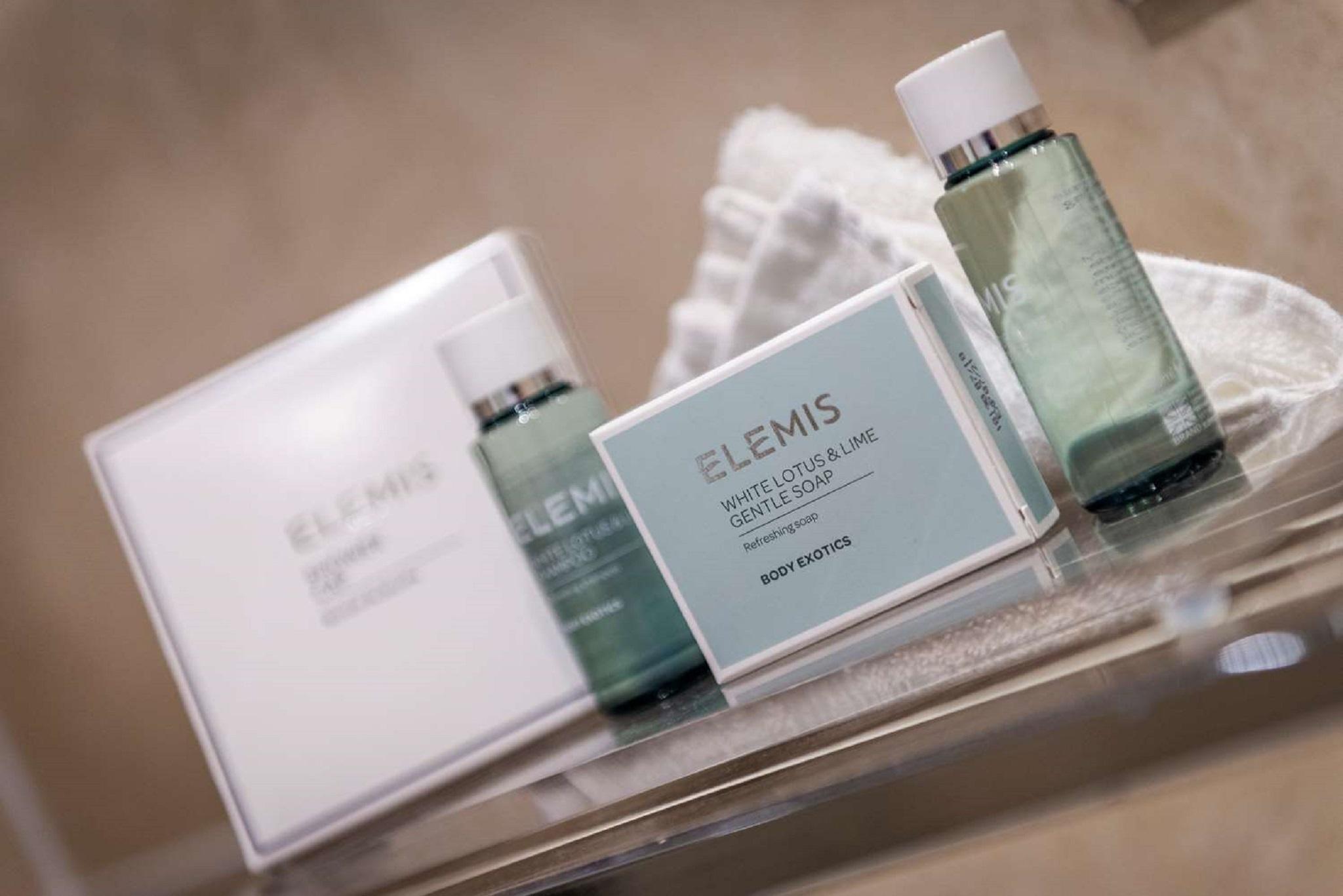 فندق ماكدونالد باث سبا المظهر الخارجي الصورة The photo shows a collection of skincare products from the brand Elemis. There are two bottles, one larger and one smaller, both with a transparent green liquid inside. In addition, there is a rectangular box, which is likely a skincare set or treatm
