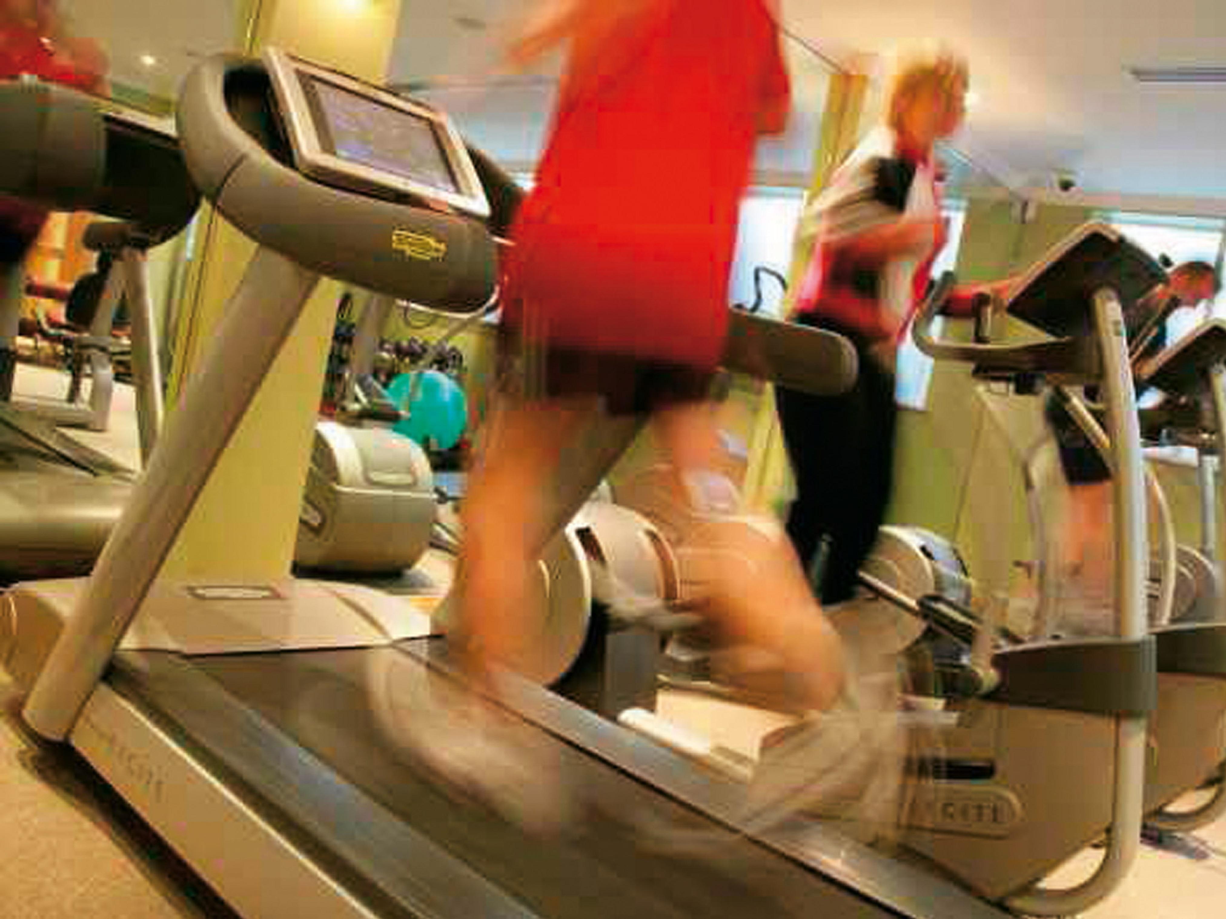 فندق ماكدونالد باث سبا المظهر الخارجي الصورة The photo shows a gym or fitness center with several treadmill machines in use. A few individuals are actively jogging or running on the treadmills. The setting appears lively, suggesting a focused workout environment. The background includes exercis